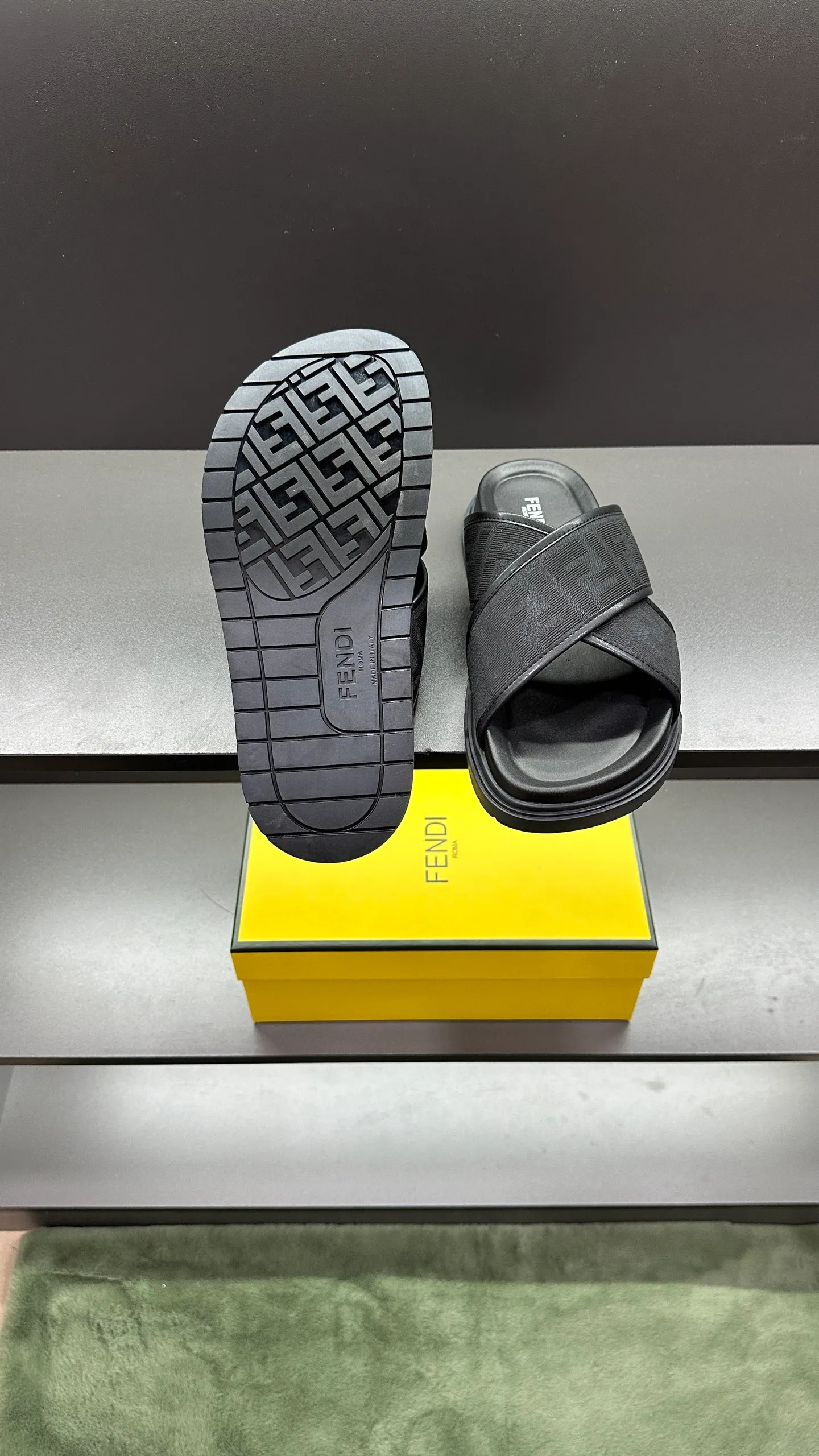 P300 [Fendi Slippers] High-end men's shoes brand, official website 1:1 latest masterpiece: original mold customization, fabrics made of imported original materials, upgraded outsole, lighter and non-slip. The market's top quality, simple yet tasteful, a must-have for fashionistas, fashionable at your feet, full of confidence, the same style at the counter 👍The season of summer slippers is here. Code: 38-45, 46 order
